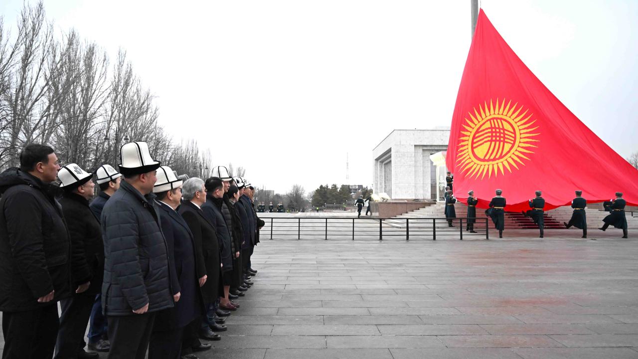 На площади Ала-Тоо в Бишкеке подняли новый флаг Кыргызстана - TuraNews